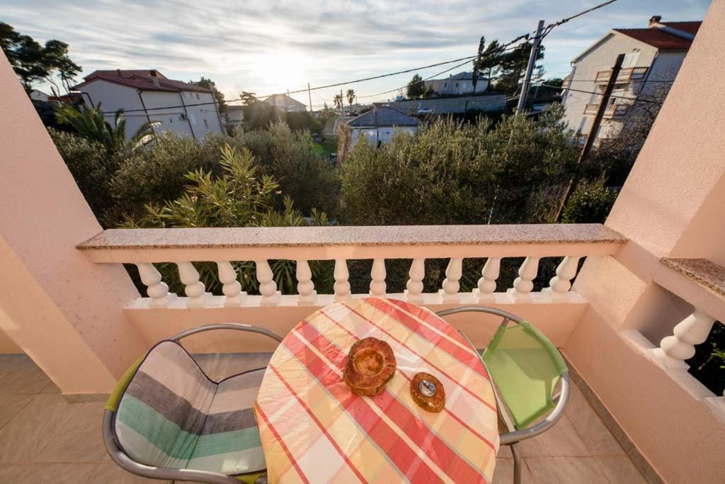 Apartmani Luka Banjol Exterior photo